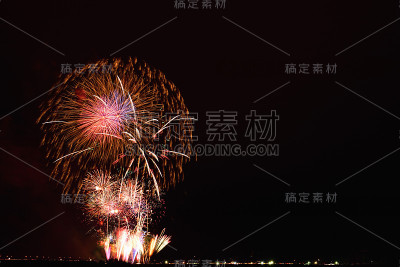 在盛大的节日里放烟花