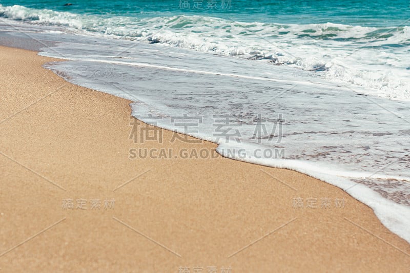 荒凉的海滩海浪俯瞰沙滩夏天的背景