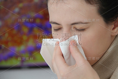 躺在床上的年轻妇女
