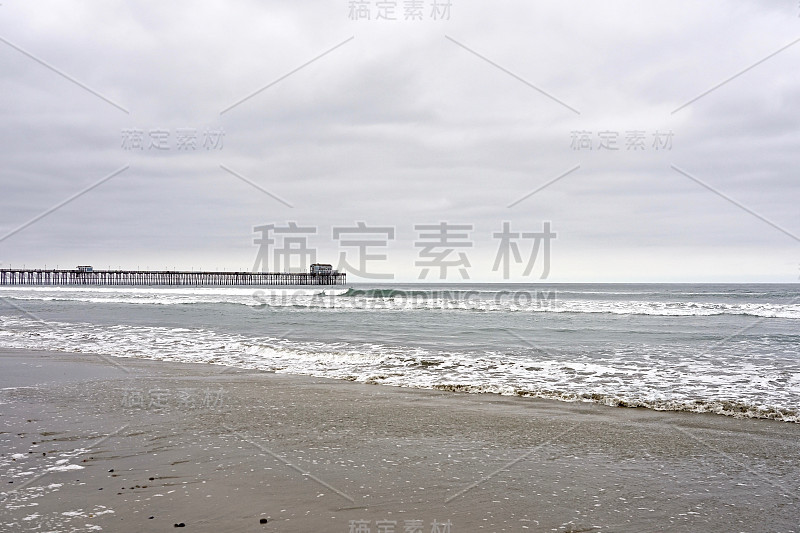 海滨海滩、桥墩游乐场和冲浪板