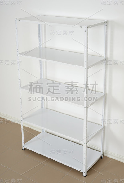 白色金属架靠墙，空架子