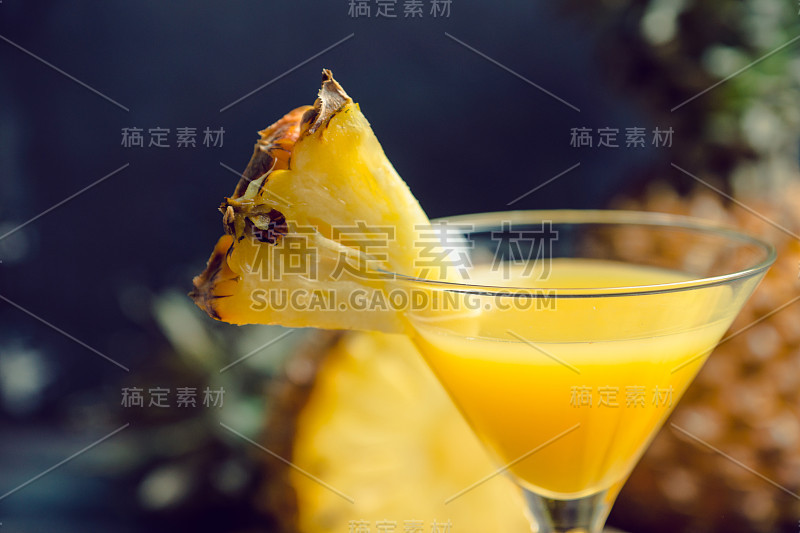 马提尼杯新鲜菠萝鸡尾酒