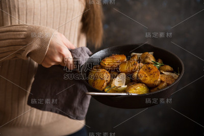 用迷迭香烤嫩土豆