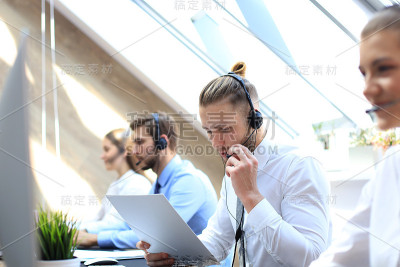 呼叫中心工作人员及其团队的肖像。微笑客服工作人员。