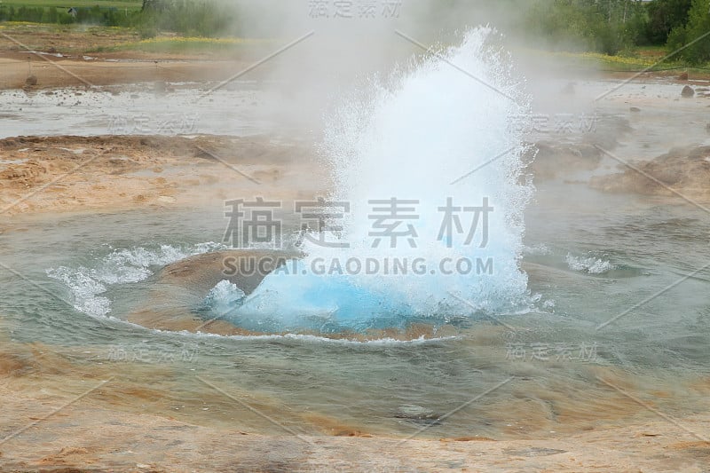 冰岛的 Strokkur Geysir