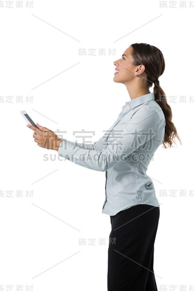 微笑着使用数字平板电脑的女性高管