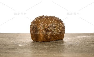木头背景上的面包