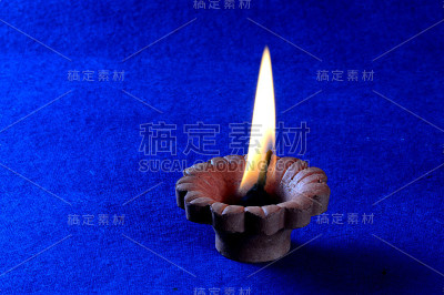 粘土灯盏在排灯节庆祝期间点燃。问候卡设计印度的光节日称为排灯节