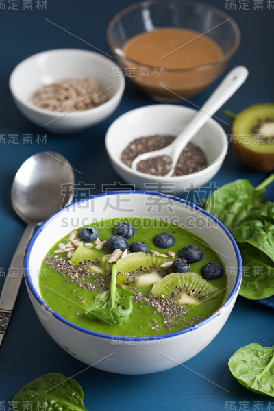 绿色冰沙碗，菠菜，猕猴桃，蓝莓，加奇异籽的香蕉
