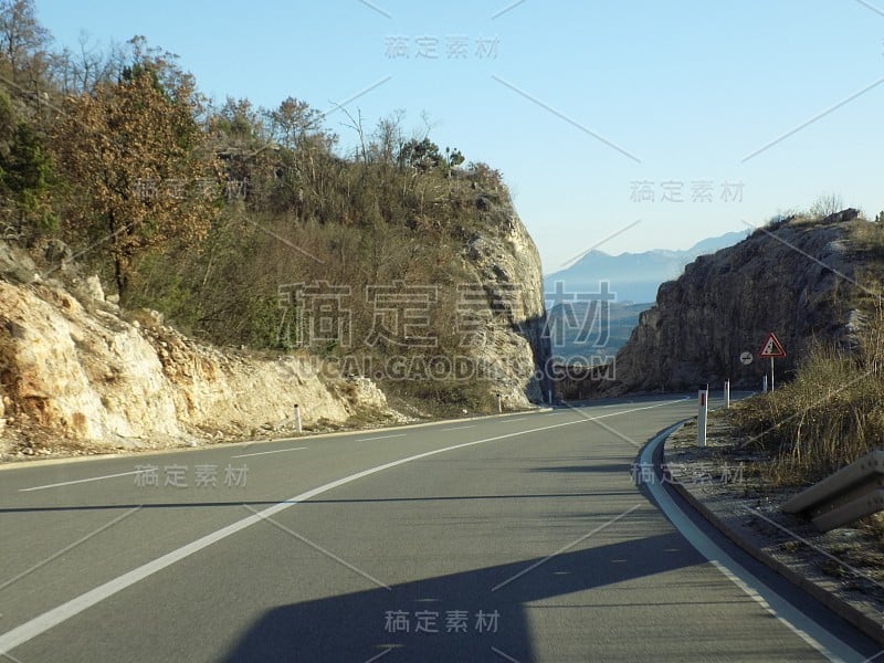 在冬天穿过岩石景观的道路