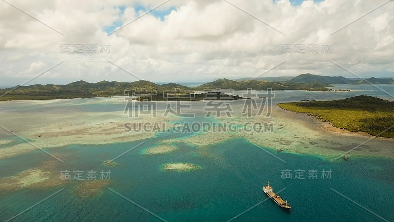 鸟瞰图热带泻湖，大海，海滩。热带岛屿。Siargao、菲律宾