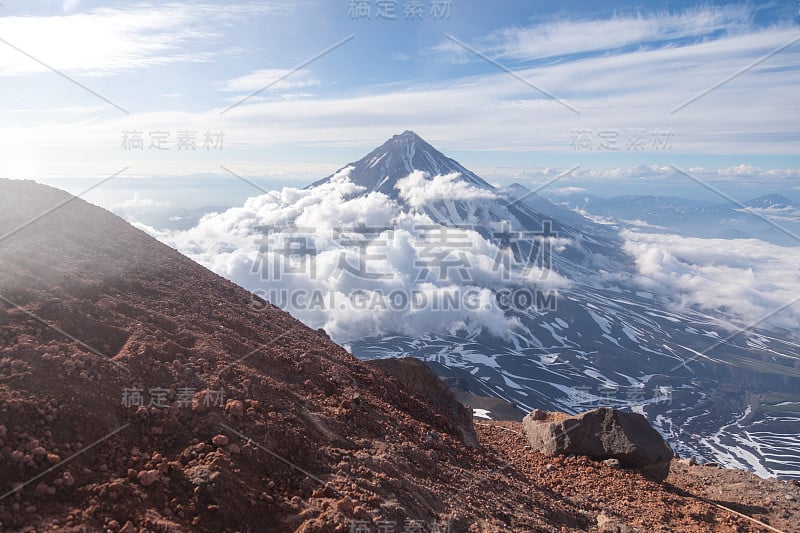 俄罗斯堪察加半岛的科里亚克斯基火山。位于堪察茨基petropavlovsk市北部35公里处的活火山。