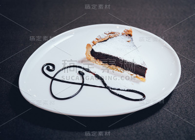 白色盘子上有奶油的甜点
