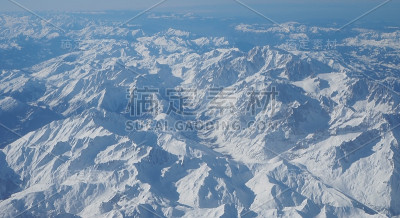 鸟瞰图的阿尔卑斯山在欧洲冬季与新鲜的雪