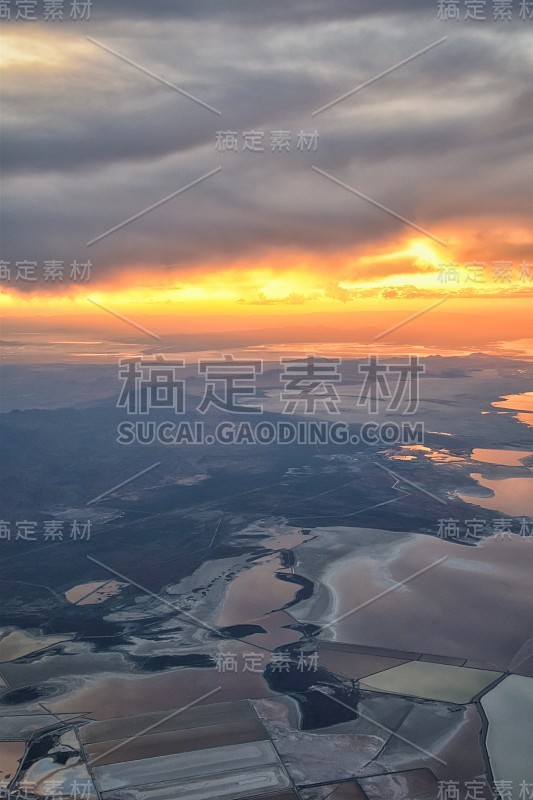 大盐湖日落鸟瞰图从飞机在瓦萨奇落基山脉，横扫云景和景观在白天的春天。在美国犹他州。