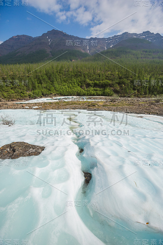 雪和冰在Hoisey河的岸边。俄罗斯Putorana高原的极地日