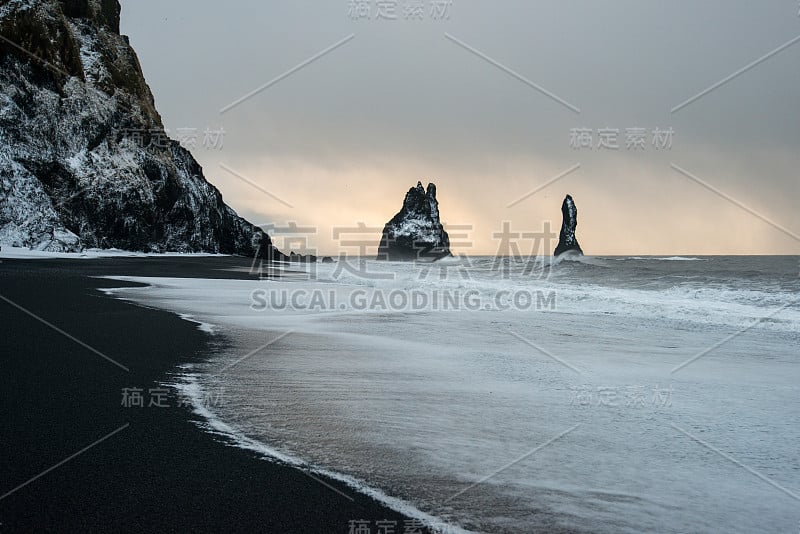 黑沙滩的Reynisfjara和冰岛南部海岸Dyrholaey海角的Reynisfjall山