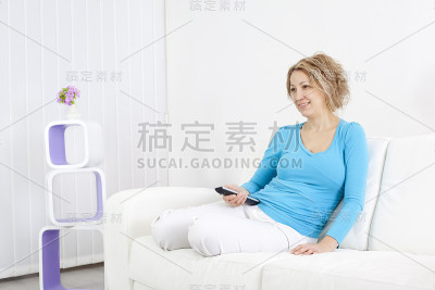 女人看电视。