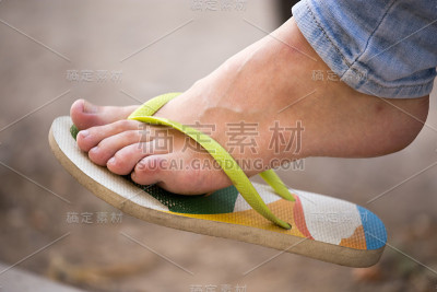 女孩脚在海滩鞋
