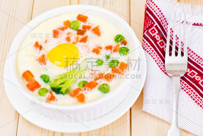 健康饮食:炒鸡蛋配蔬菜