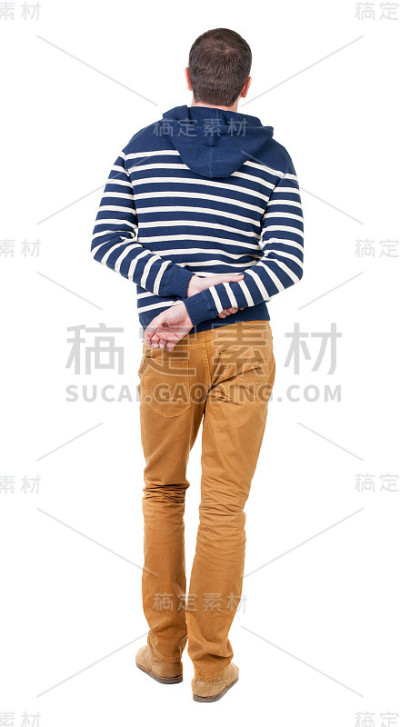 帅气的男人在条纹连帽毛衣的背影。