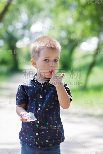 有趣的小男孩在吃巧克力