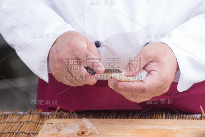 厨师做饭前先准备虾