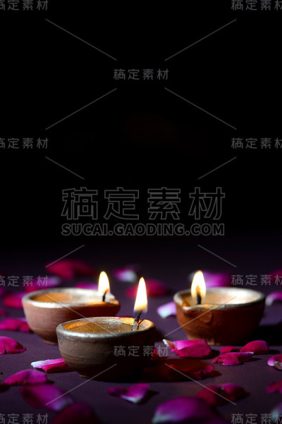 粘土灯盏在排灯节庆祝期间点燃。问候卡设计印度的光节日称为排灯节