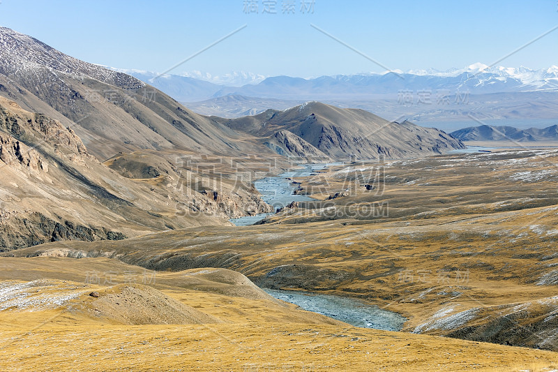 在秋天，山与山之间的山谷呈锯齿状。