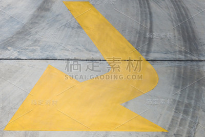 交通标志。向右转交通标志，在路上。