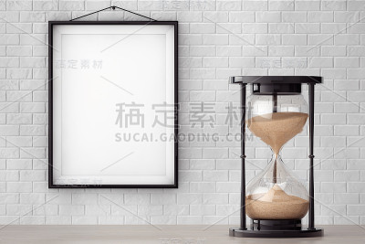 空框墙前的古董沙漏