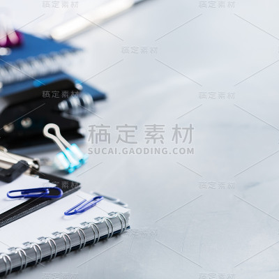 各种学校用品，蜡笔，笔