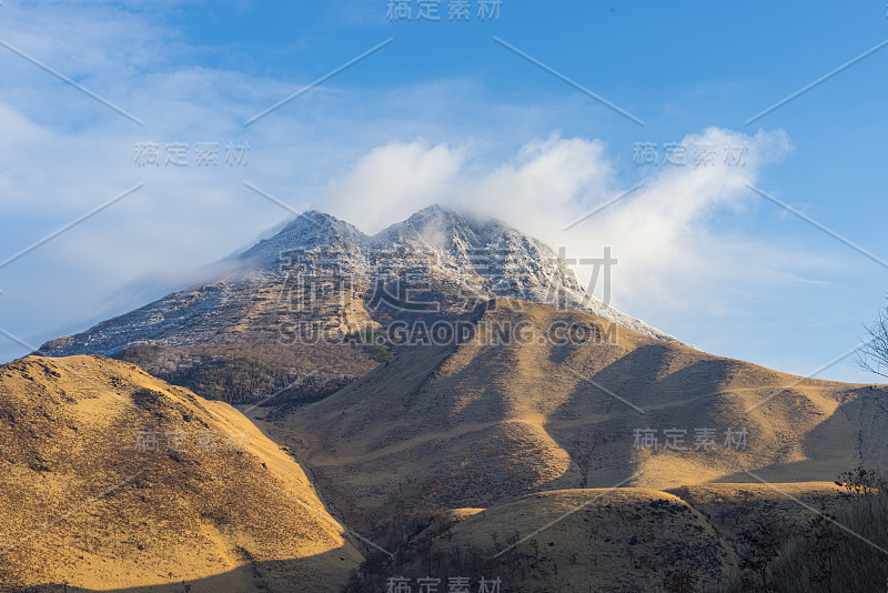 玉府山，美丽的山在冬天的早晨
玉府山，美丽的山在冬天的早晨