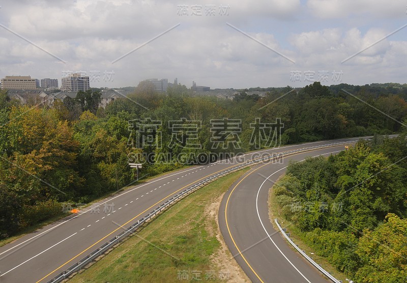 蜿蜒的高速公路通往华盛顿杜勒斯国际机场