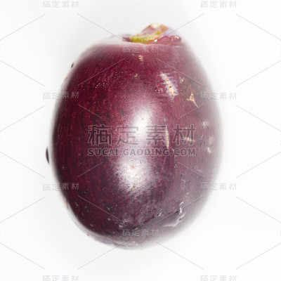 白色背景上的红葡萄。特写镜头