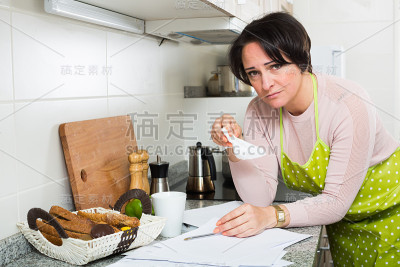 沮丧的女人为银行文件哭泣