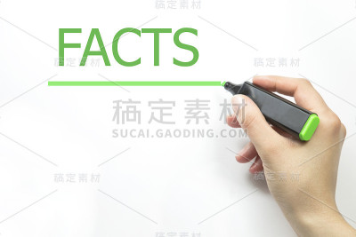 女人用记号笔手写事实。