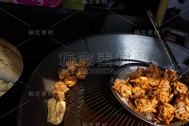 炸芋头饼素食(朱娇全)和炸豆腐，泰国街头小吃