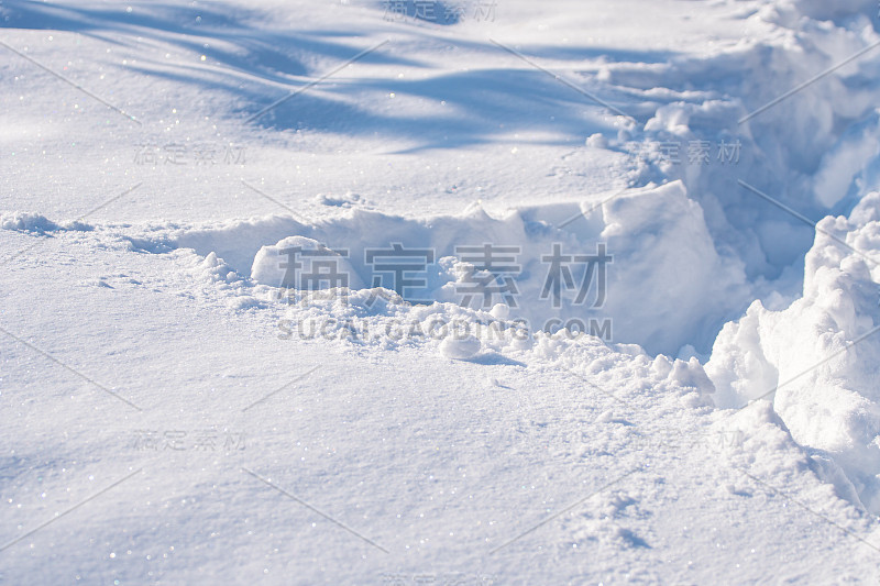 32、脚印在雪地里，阳光在雪地里反射