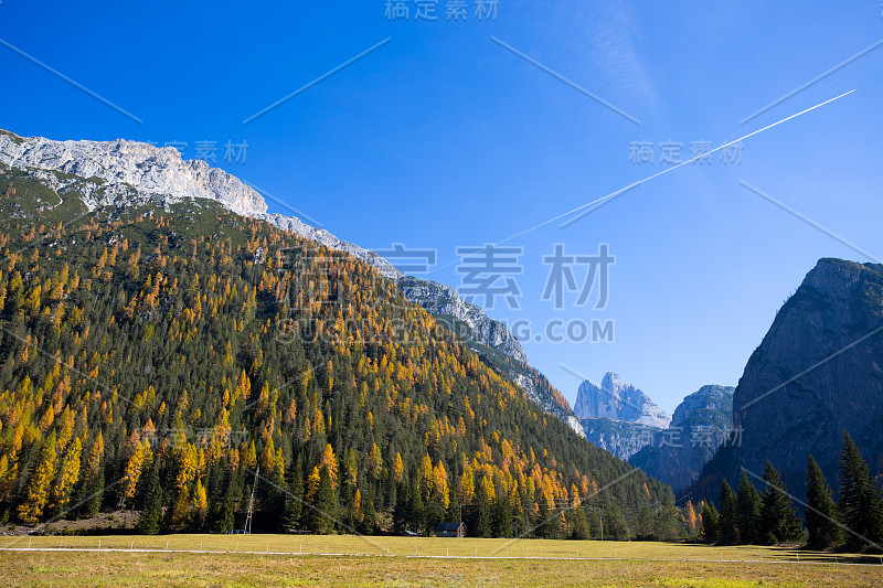 在秋天的时候，看到三峰迪拉瓦雷多的背景，白云石。,意大利。