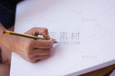 男人在大学里做笔记