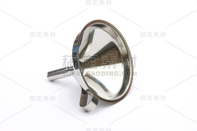 不锈钢漏斗在白色背景