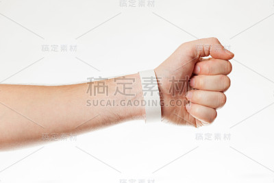 手与白色腕带模型。空票腕带设计