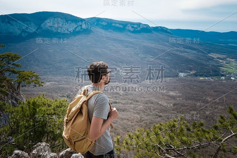 春天山里的年轻潮男