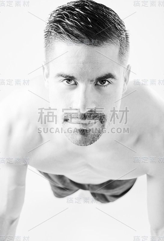 强壮漂亮的男人做运动