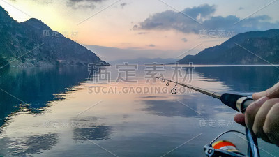 马尔马里斯，穆格拉-土耳其。2017年12月03日。冬天在塞利米耶湾捕鱼。马尔马里斯，穆格拉-土耳其