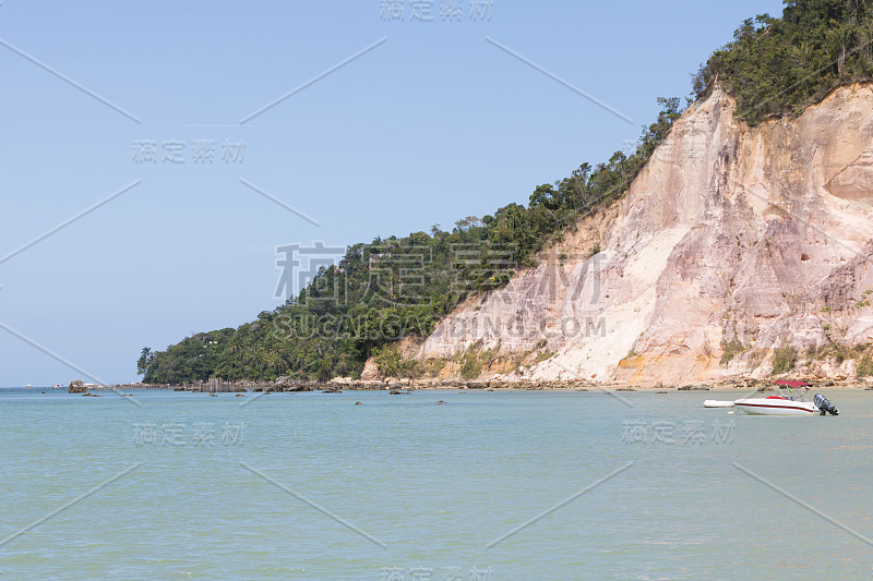 海滩和海景。