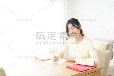 年轻女子在家学习