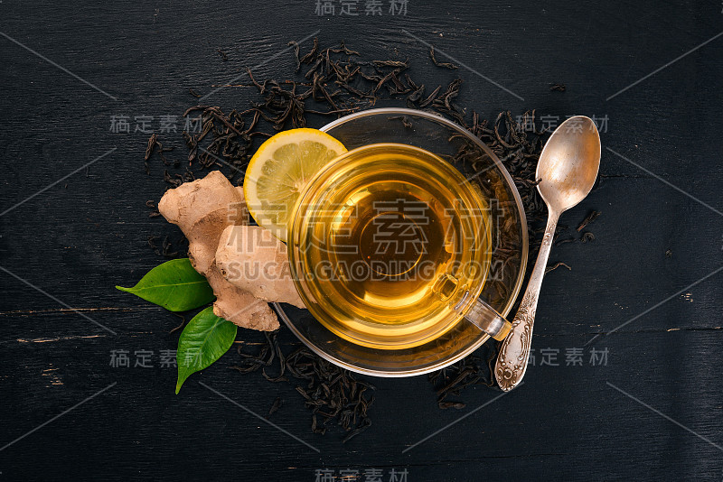 柠檬姜茶。在木制的背景上喝热饮。前视图。副本的空间。