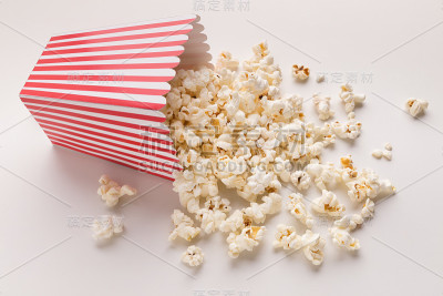 白色背景下的爆米花桶